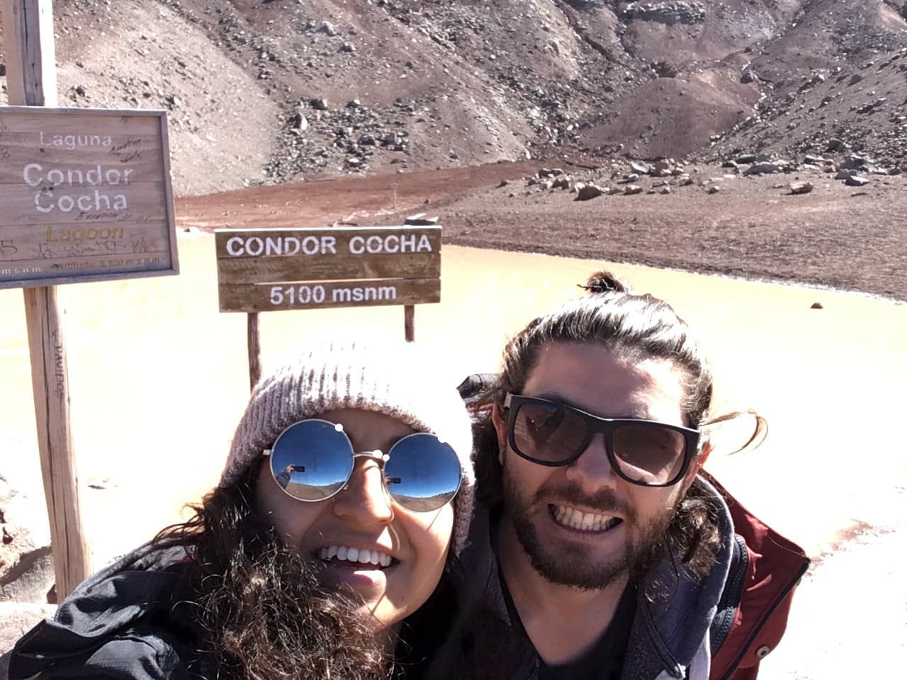Matteo y Nathaly sonrientes a 5100 metros en el Chimborazo en Ecuador